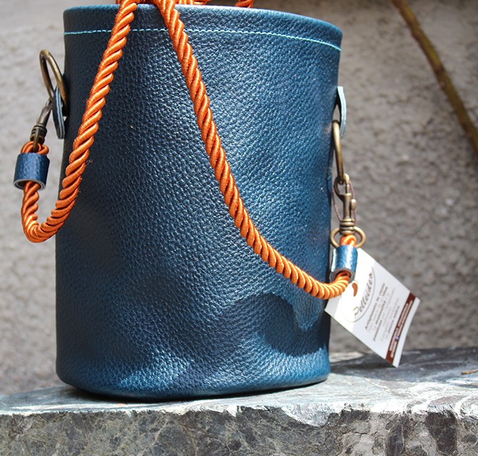 filo_di_cuoio_borse_secchiello_blu