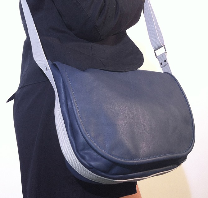 filo_di_cuoio_borse_unibag_blu_modella