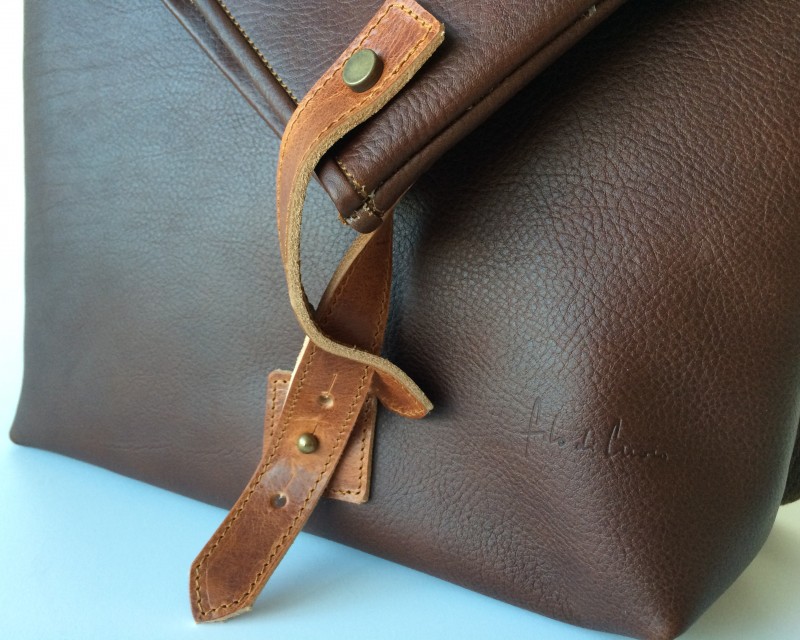 filo_di_cuoio_borsa_lettera_xl_particolare
